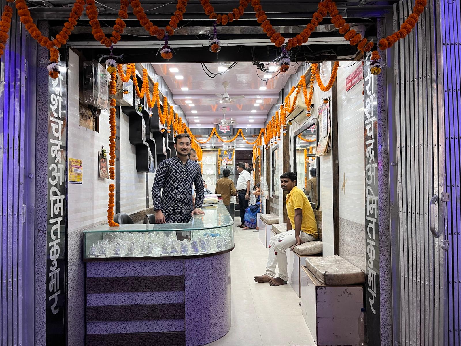 Sarrafa Bazar Chowk jewellery showroom