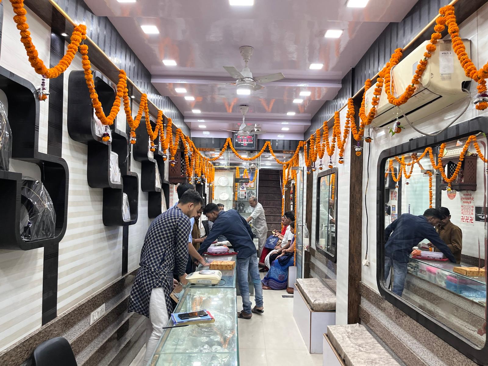 Sarrafa Bazar Chowk jewellery showroom