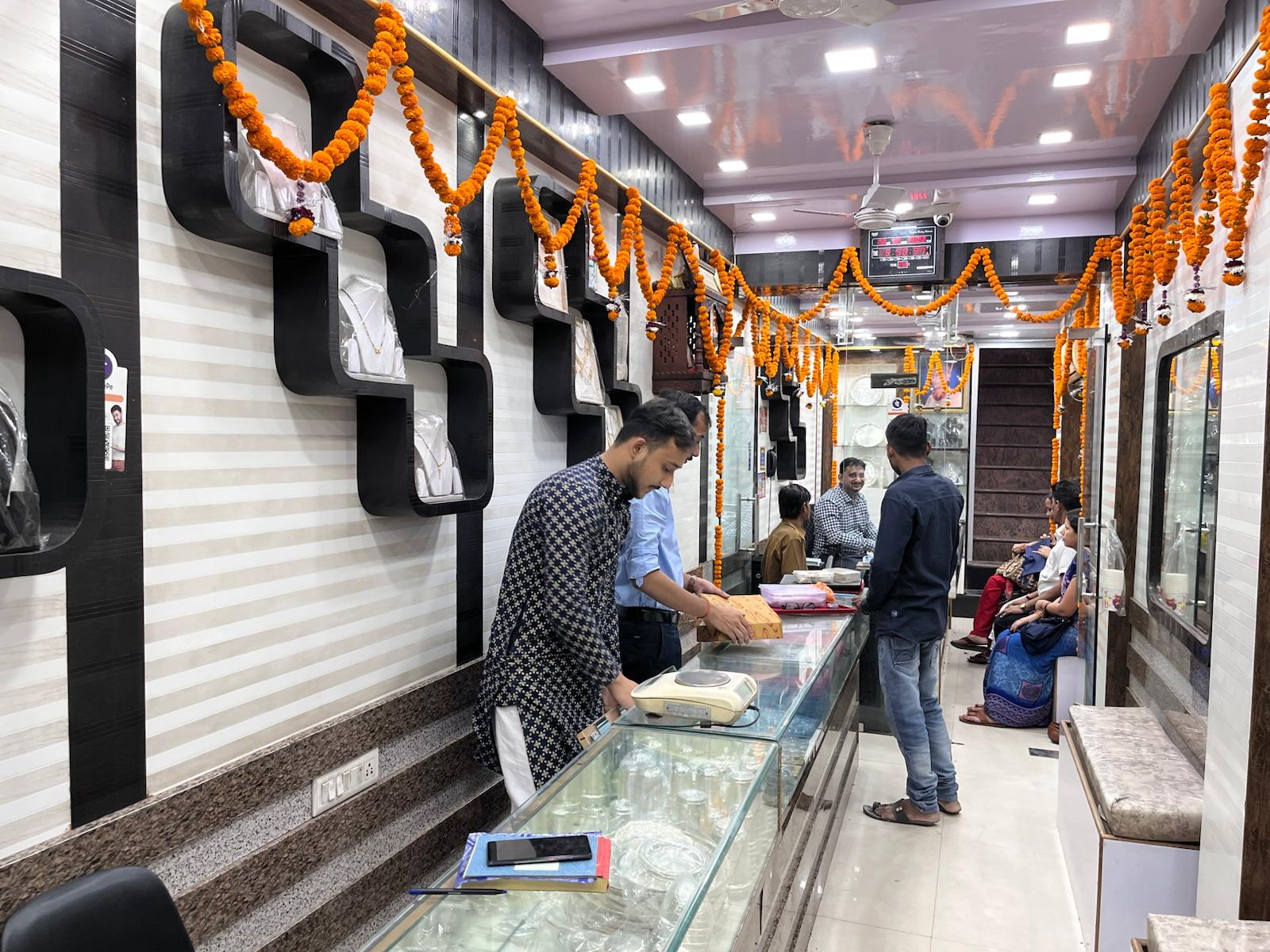 Sarrafa Bazar Chowk jewellery showroom